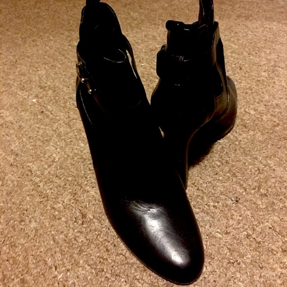 Stylish black ankle boots - Picture 2 of 3